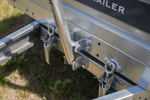 Guincho de manivela UNITRAILER com alças para bascular e descarregar um reboque de automóveis de 1000 kg (500-865 mm).